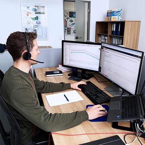 Customer Service | Person 2